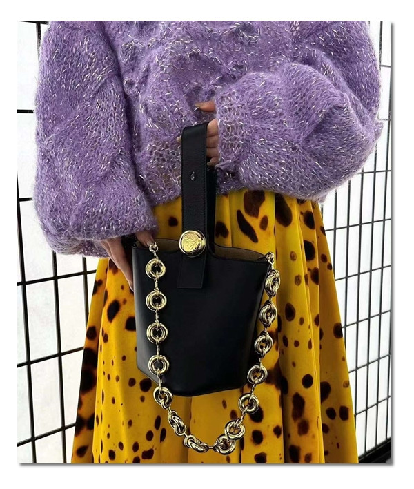 사랑스러운 로에베 페블 버킷백