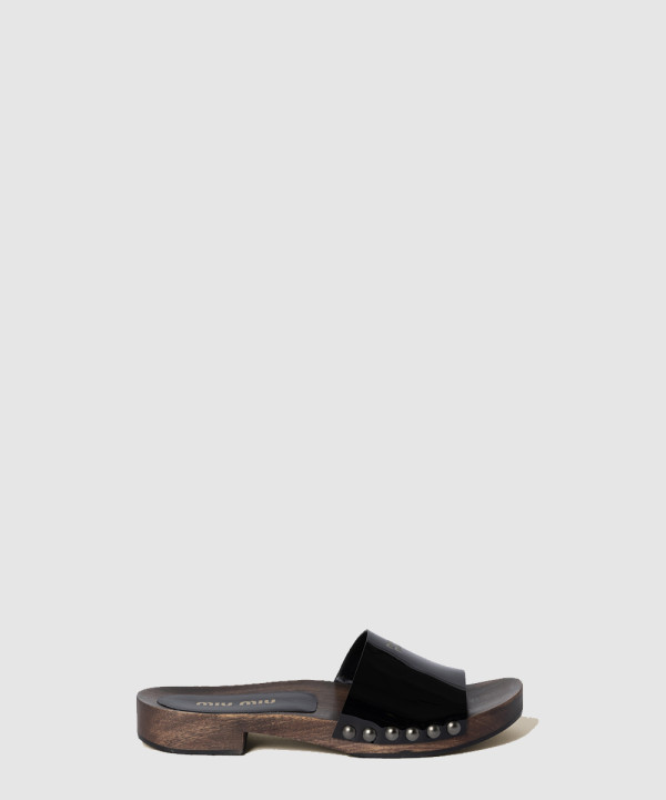 [MIU MIU-미우미우] 페이턴트 가죽 클로그 5Z425E