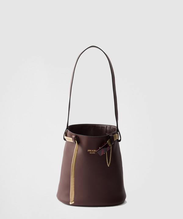 [PRADA-프라다] 주얼리 벨트가 달린 가죽 버클 버킷 백 1BE085