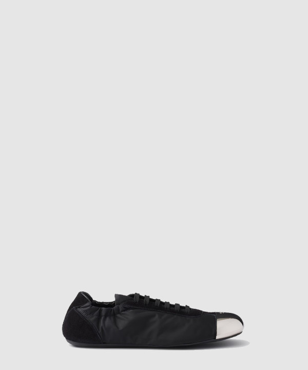 [PRADA-프라다] 메탈 토캡이 달린 나일론과 스웨이드 소재의 콜랩스 스니커즈 1E990N