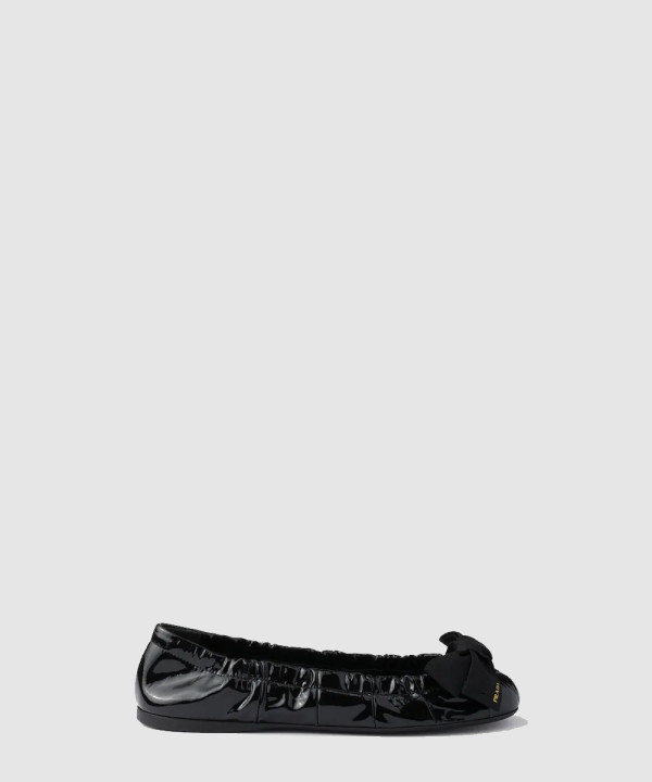 [PRADA-프라다] 보우 장식의 페이턴트 가죽 발레리나 슈즈 1F322O